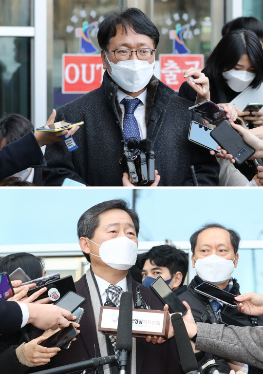 법무부 측 변호인 이옥형 변호사(위)와 윤석열 검찰총장 측 변호인 이석웅 변호사가 24일 오후 서울 서초구 서울행정법원에서 열린 윤 총장에 대한 정직 처분 집행정지 재판 2차 심문을 마친 뒤 취재진의 질문에 답하고 있다.  연합뉴스